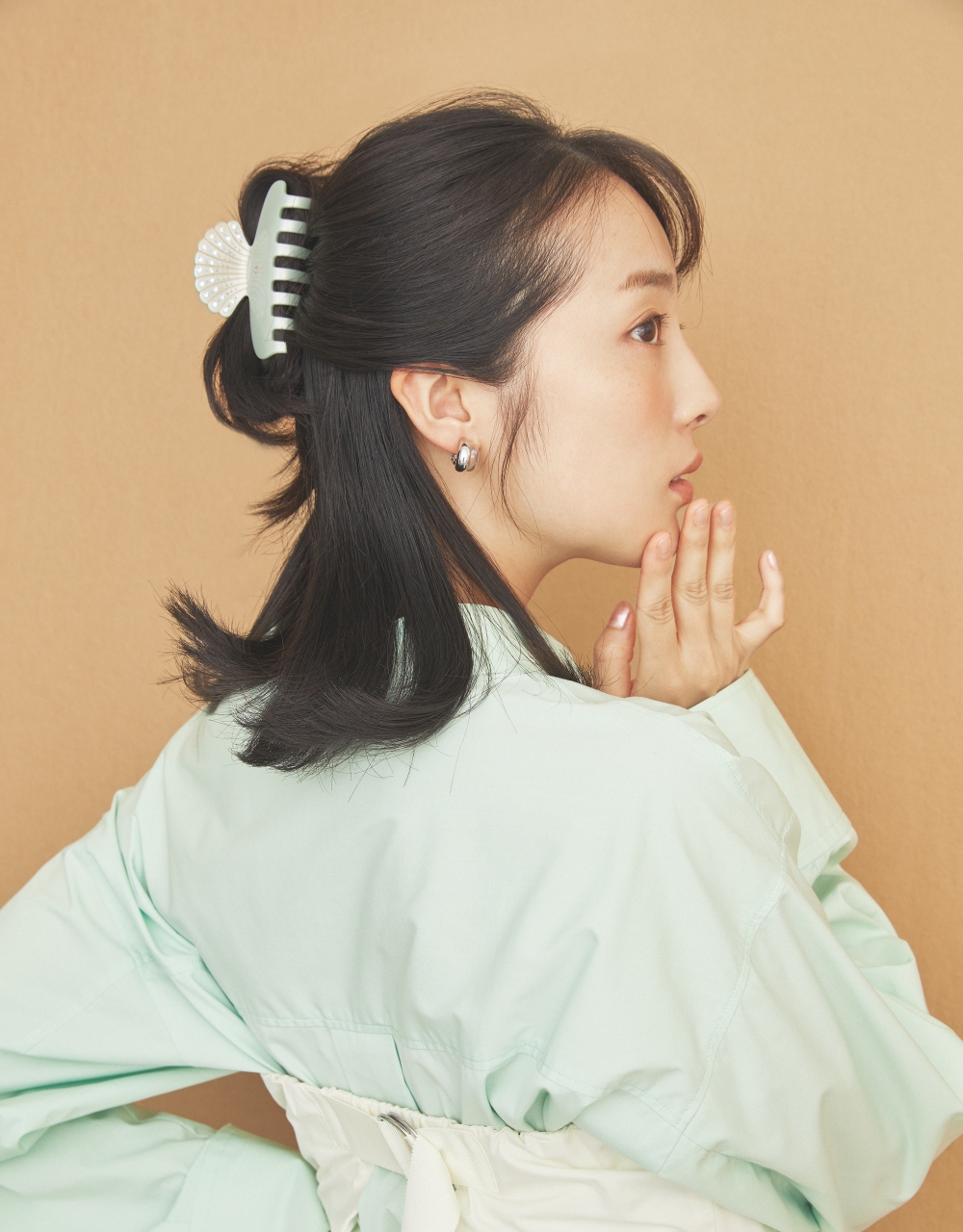 シェルヘアクリップ を着用している女性モデル画像