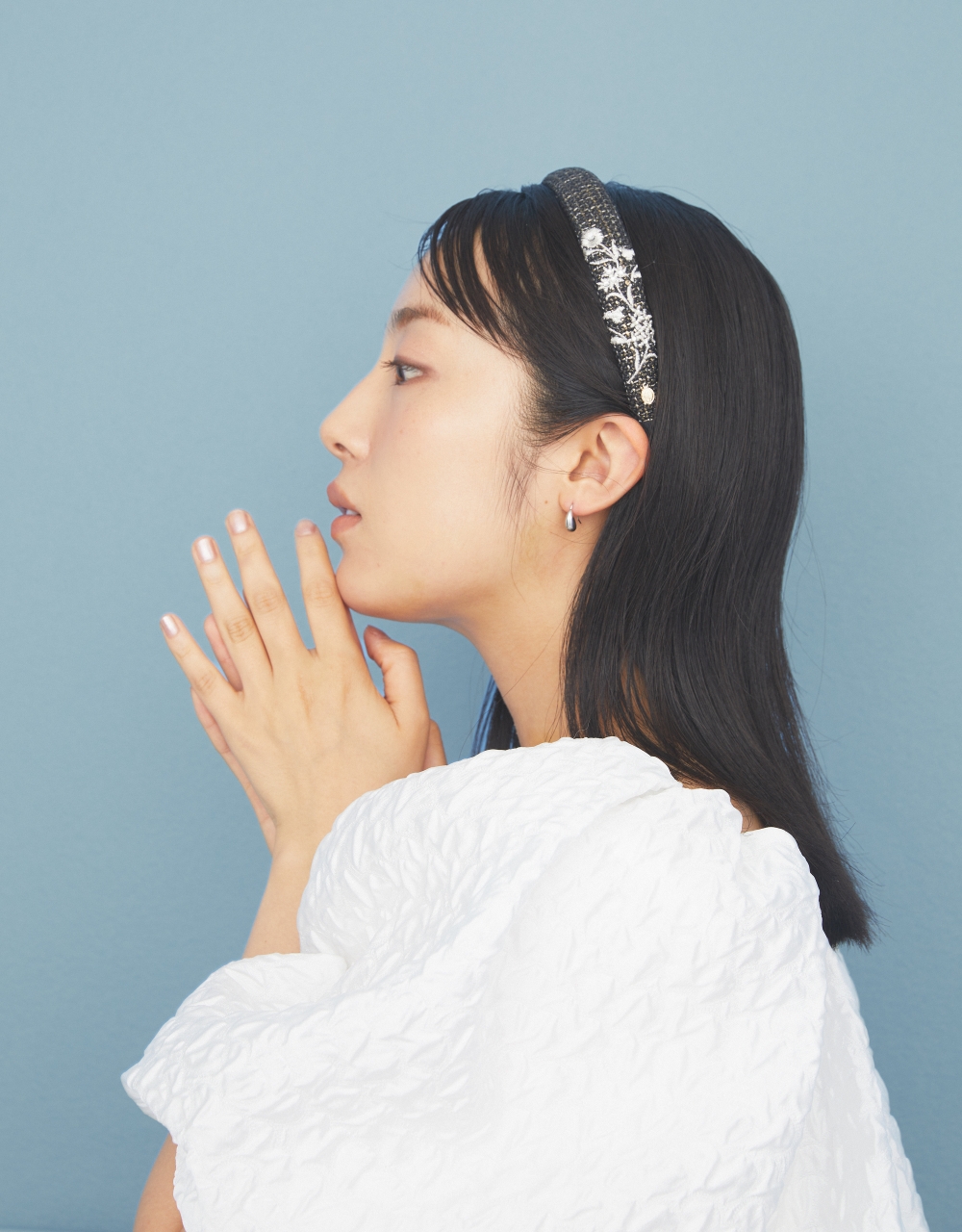 フラワーエンブロイダリー カチューシャを着用している女性モデル画像