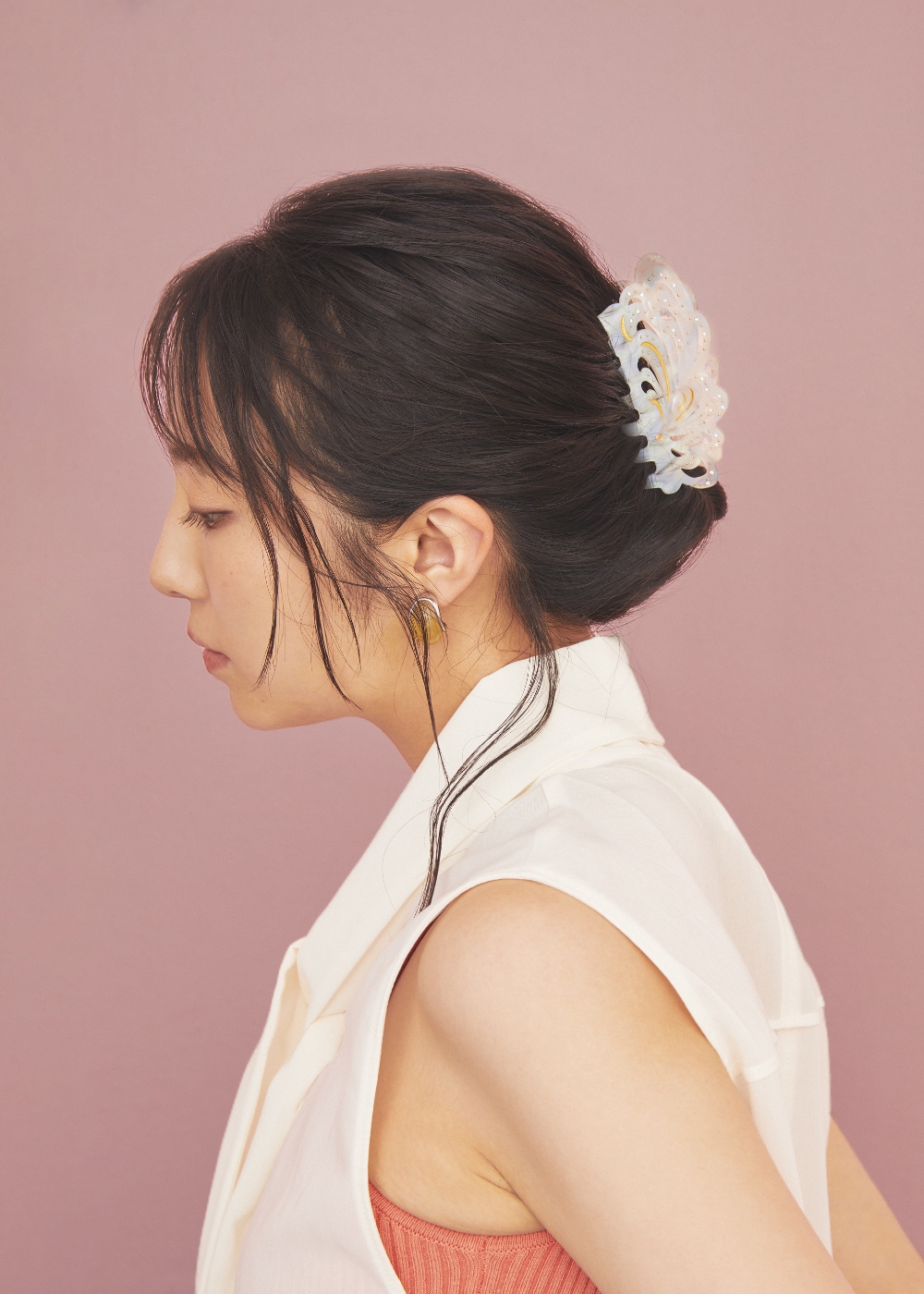 フェザーヘアクリップ L モナコ・モンテカルロを着用している女性モデル画像