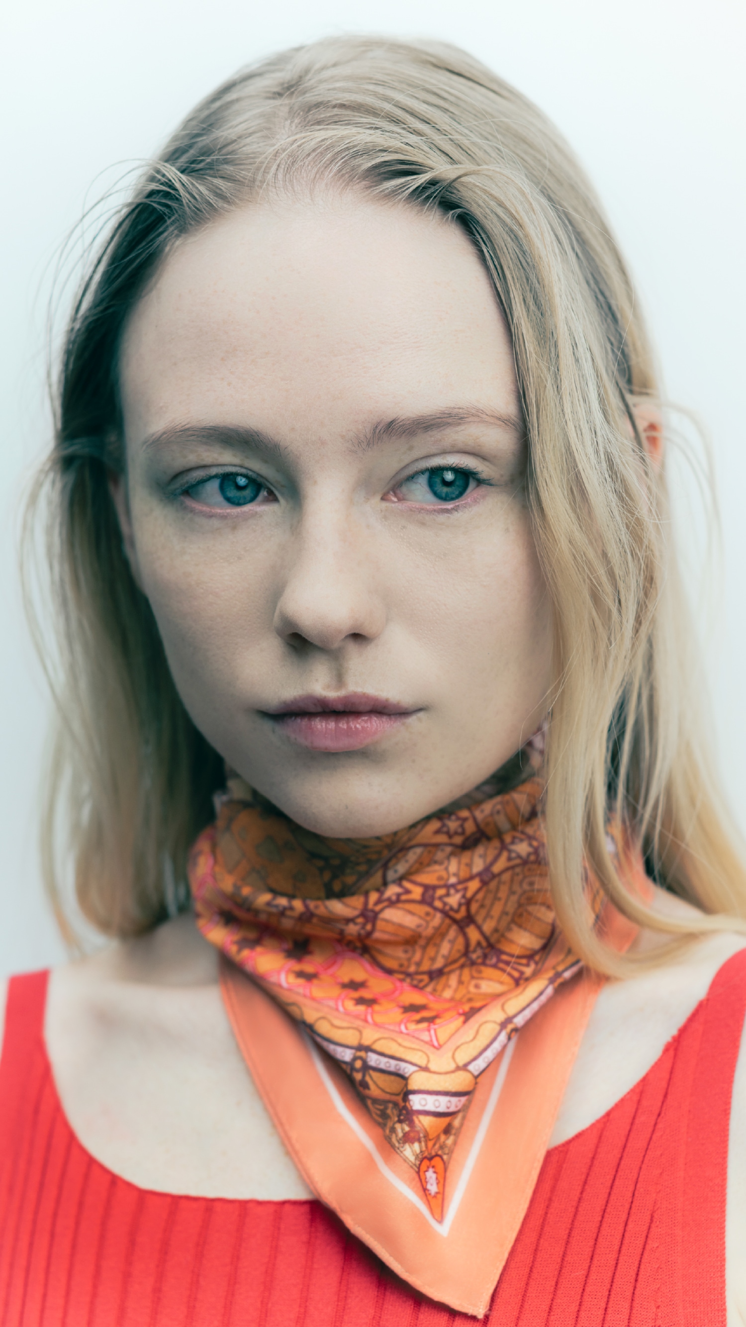 アートハンカチをスカーフの様に着用している女性の写真