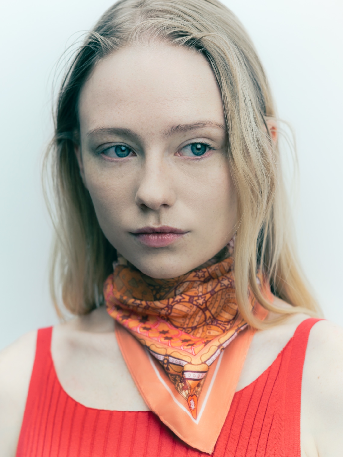 アートハンカチをスカーフの様に着用している女性の写真