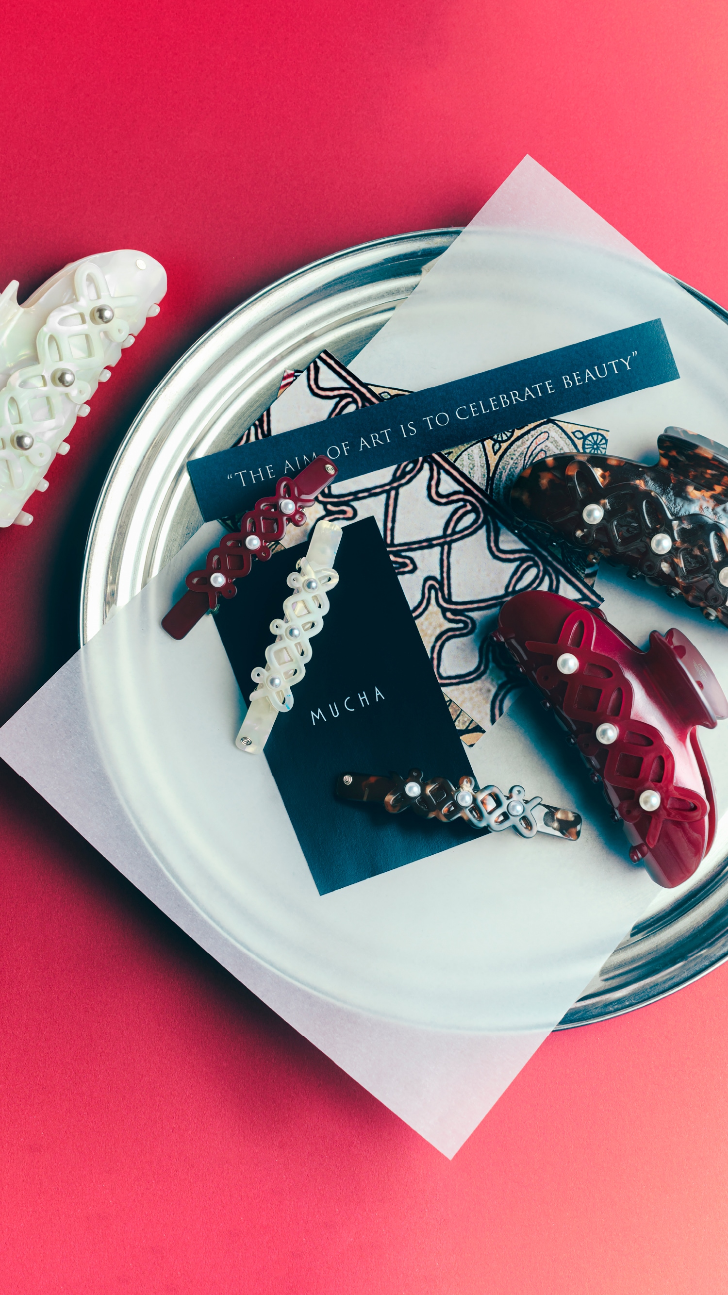 ハートをライン状にあしらい、大胆にデザインしたヘアアクセサリーの写真