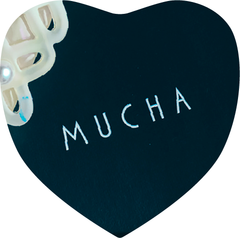 ハート形にくり抜かれたMUCHAのロゴ