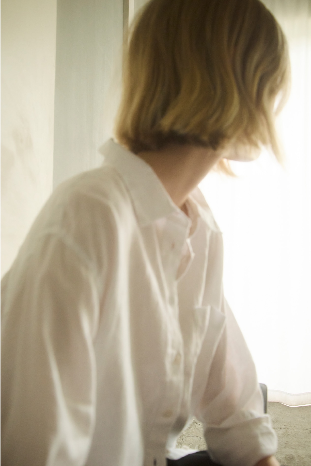 イメージ写真：逆光を浴びる女性