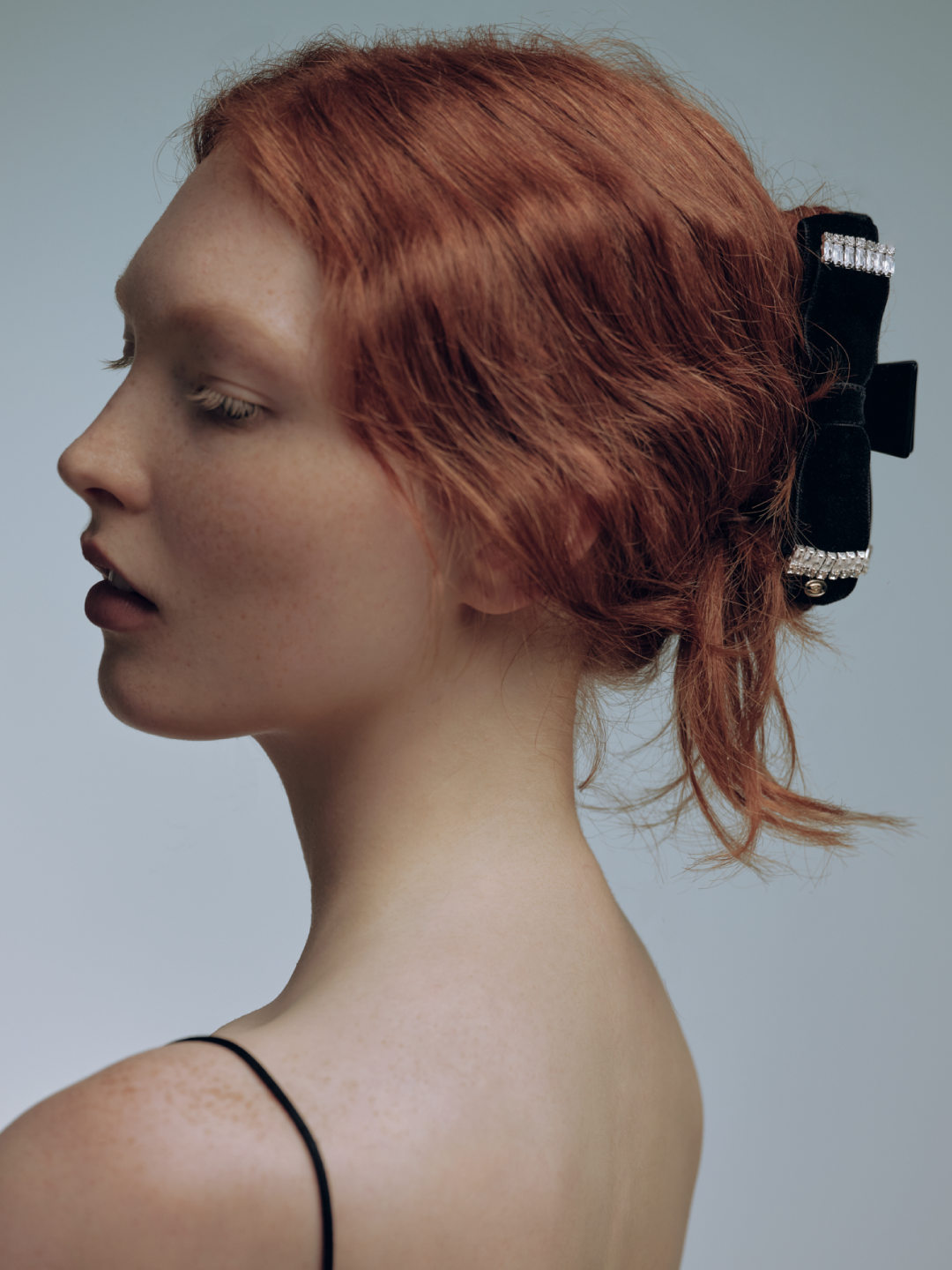 ベルベットヘアクリップを着けたモデルの着用カット