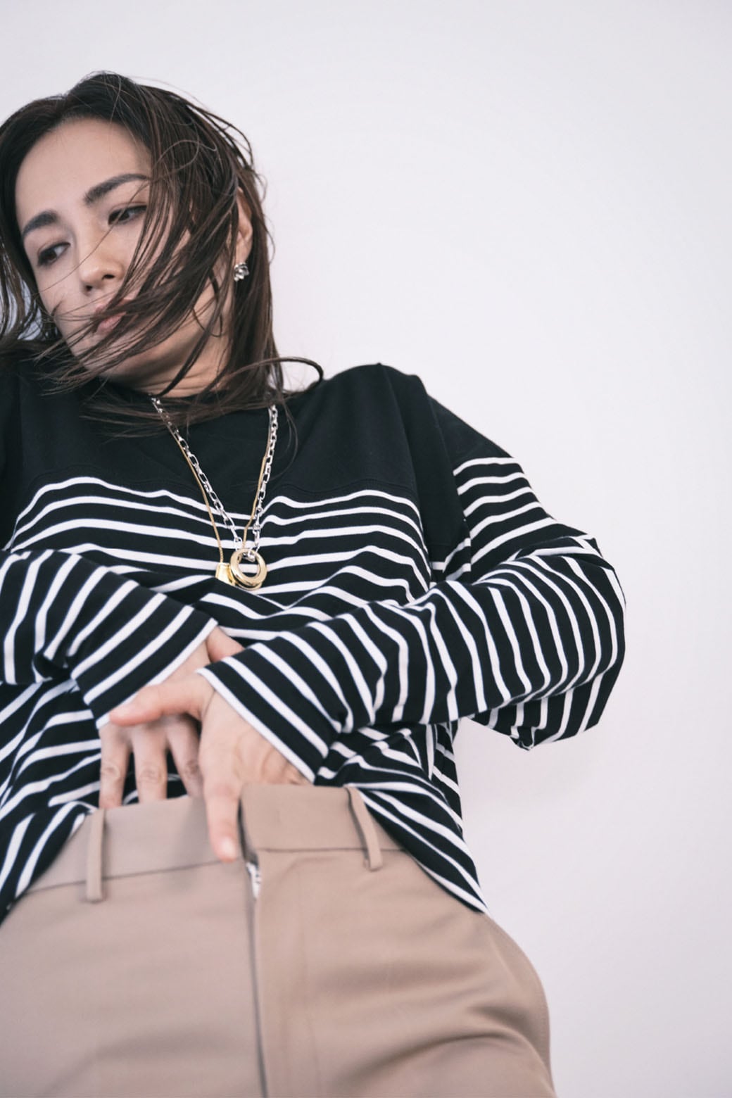 oversized t-shirt × flare suit pants